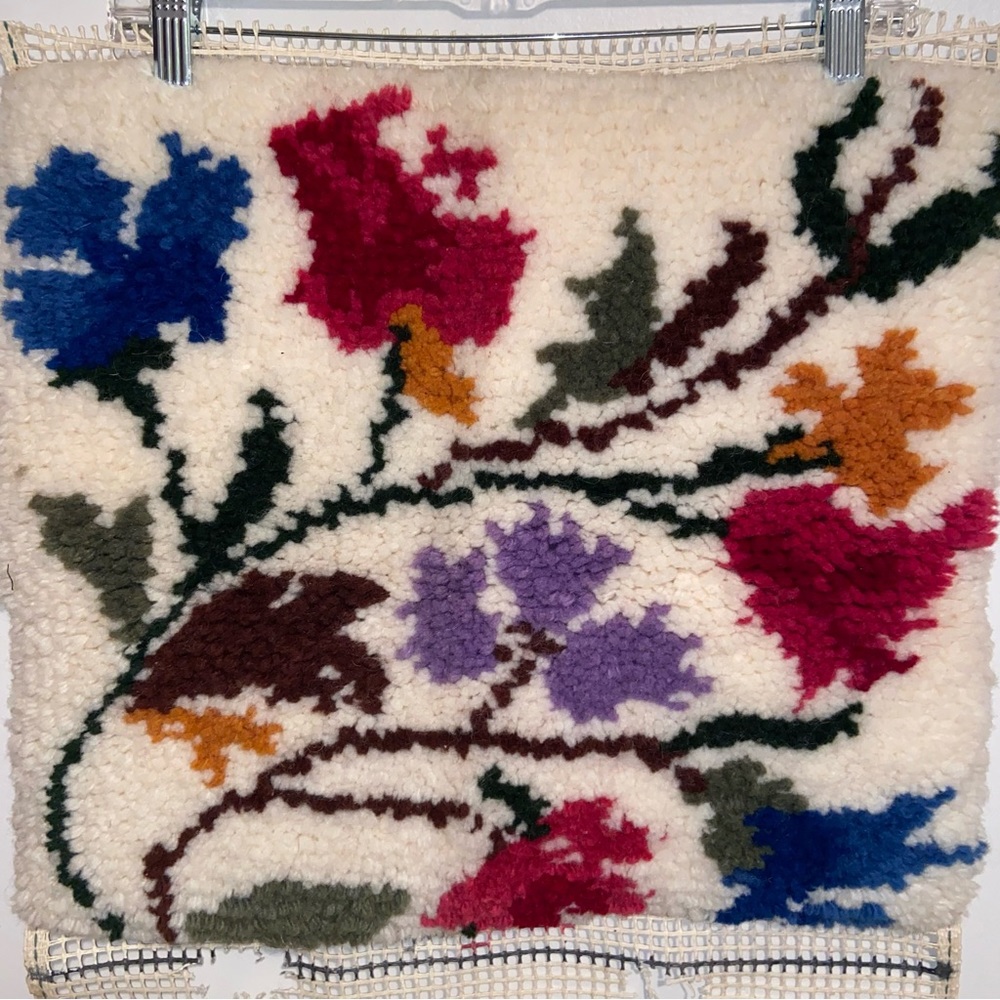 Vintage Latch Hook Shag Rug Grannycore Retro Floral Wall Hanging /Pillow to make